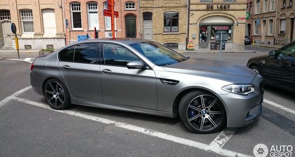Один из 300 выпущенных BMW M5 30 Jahre Edition был застукан на улицах бельгии