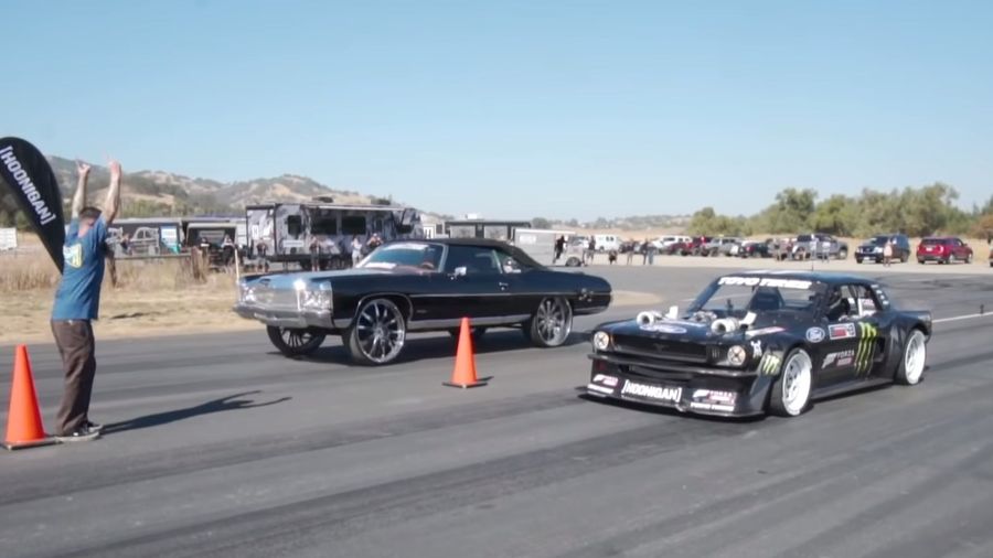 Необычный дрэг: Hoonicorn Кена Блока против 1500-сильного Chevrolet Impala в стиле донк