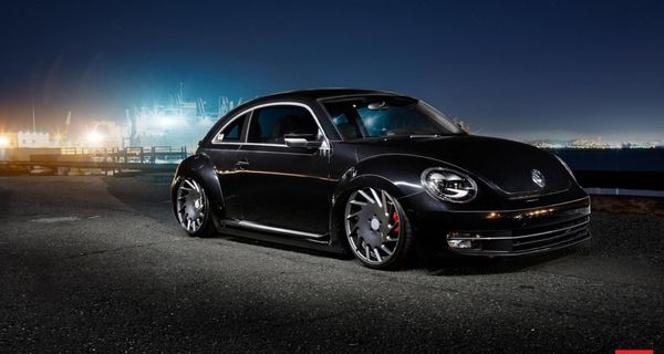 Volkswagen Beetle стал напоминать бэтмобиль после установки колес VLE1 от Vossen