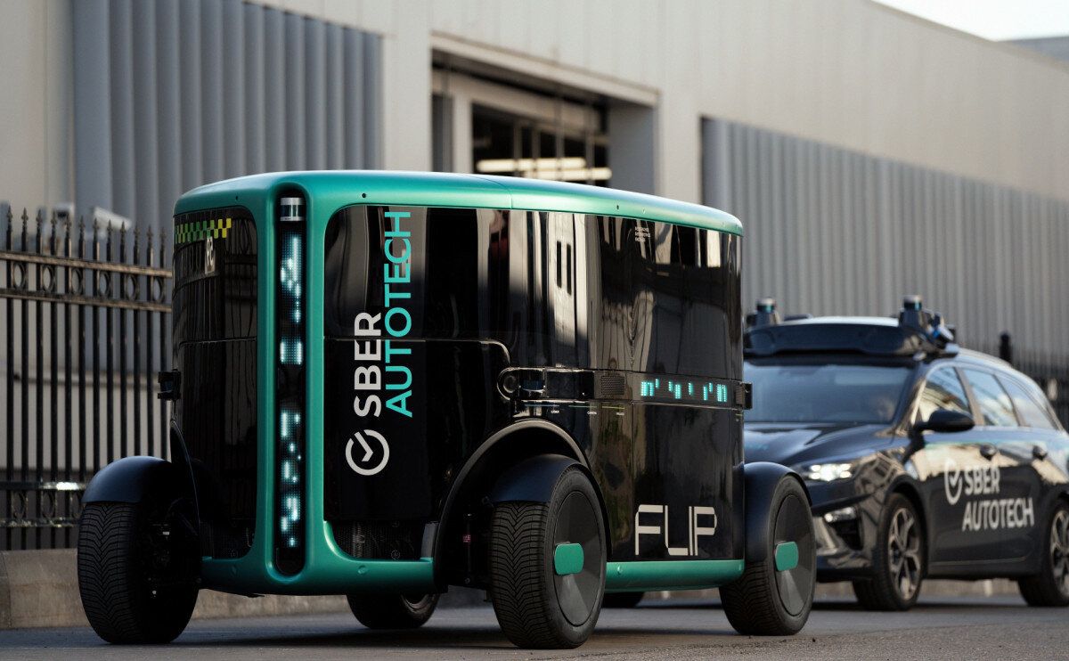 «Сбер» показал прототип беспилотного такси будущего со сменными батареями