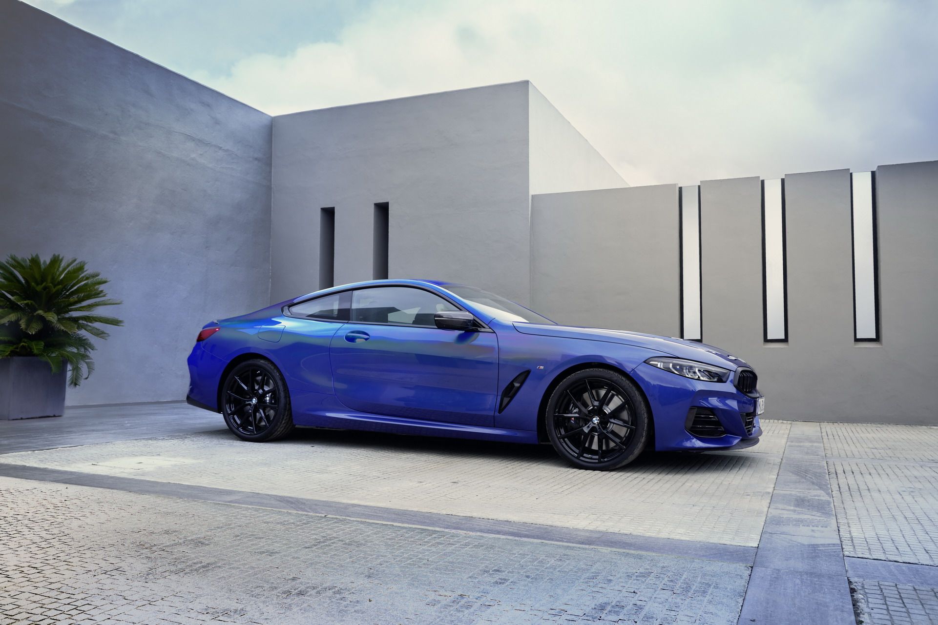 BMW m8 Cabrio синий