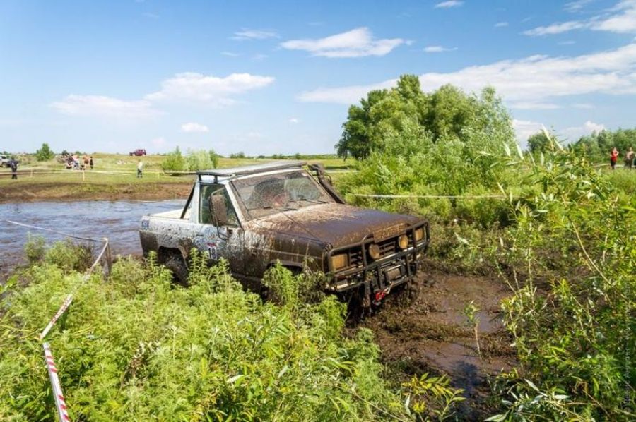 Болотистая машина. Машина болото. Машина в болоте. В болотах на автомобилях. Машина в трясине.