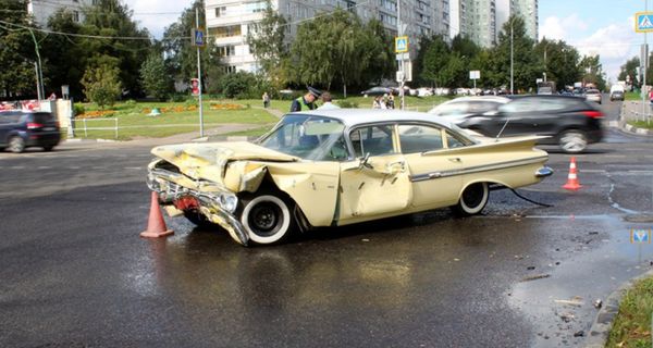 В Москве в аварии уничтожили Chevrolet Impala 1954 года