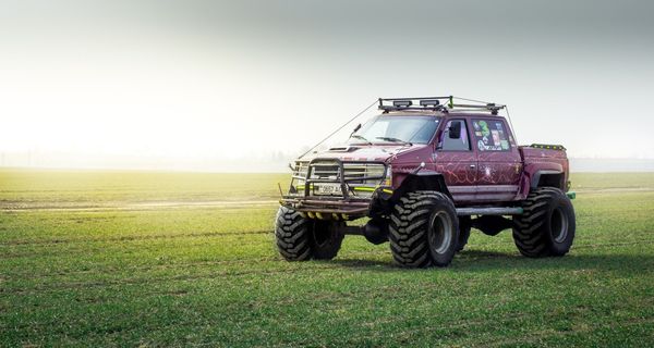 Dodge Caravan из Белорусии стал внедорожником на огромных колесах