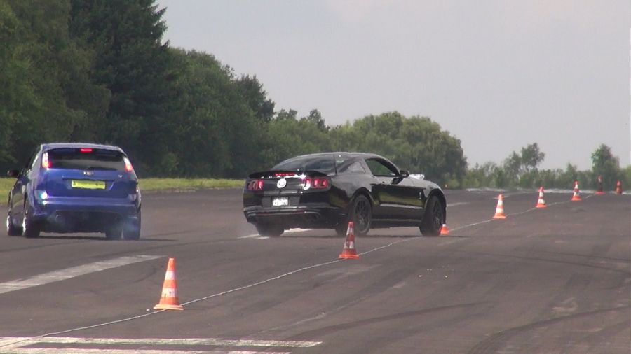 Shelby Mustang GT500 до ужаса напугал противника на гонке