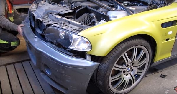 Посмотрите, как русский механик восстанавливает разбитую на треке BMW M3
