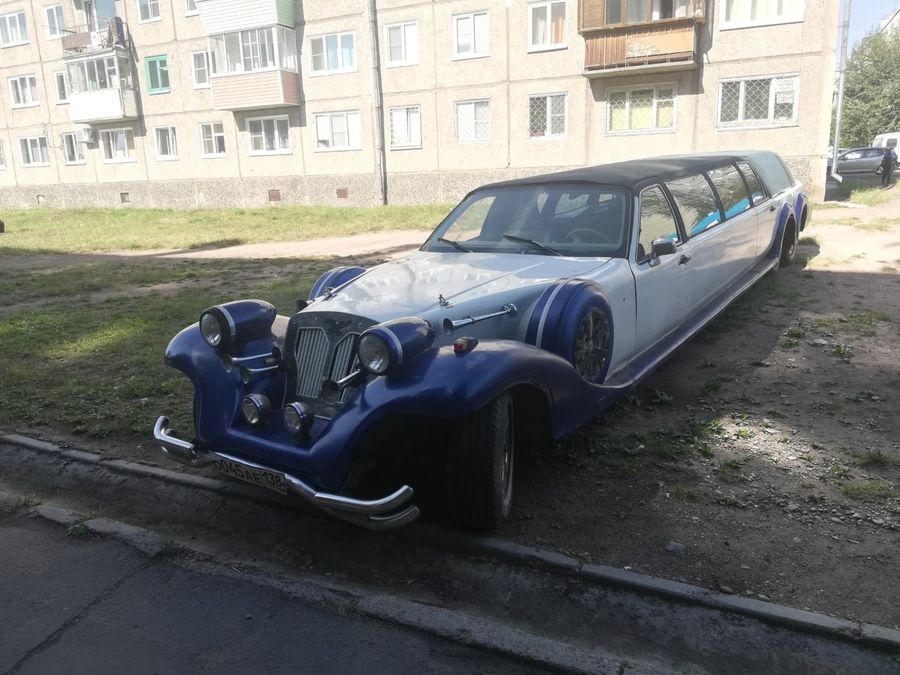 Необычный шестиколесный лимузин стоит брошенным во дворе в Братске