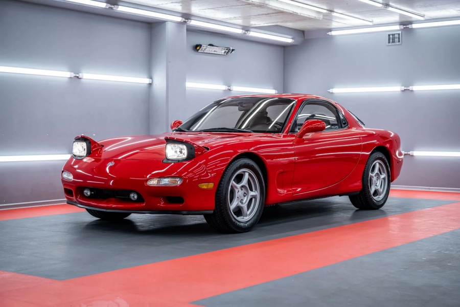 Этот Mazda RX-7 начала 90-х годов провёл всю свою жизнь в гараже, а теперь его продают