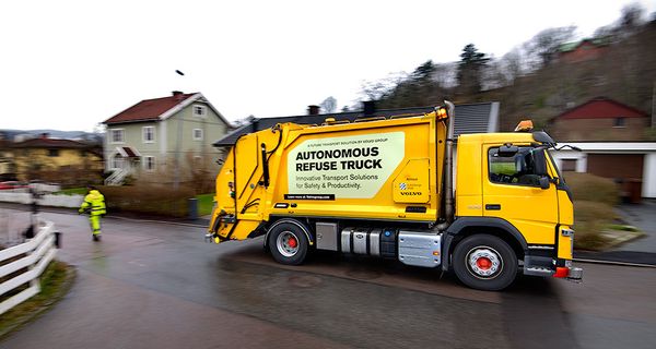 Volvo Trucks начала испытания автономного грузовика для уборки мусора