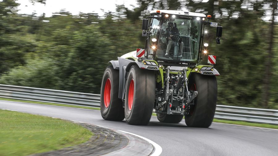 Посмотрите, как 17-тонный трактор Claas Xerion 5000 VC устанавливает рекорд круга Нюрбургринга