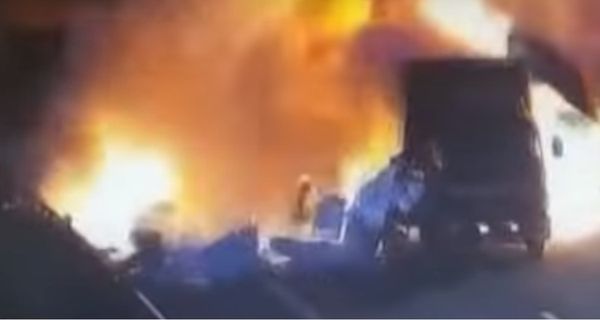 Легкое столкновение двух грузовиков в Китае привело к мощному взрыву