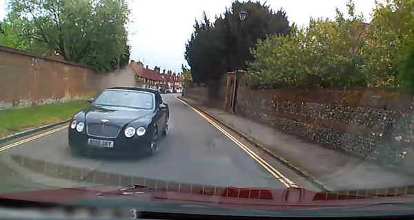 Водитель Bentley устроил страшную аварию в тихом английском городке