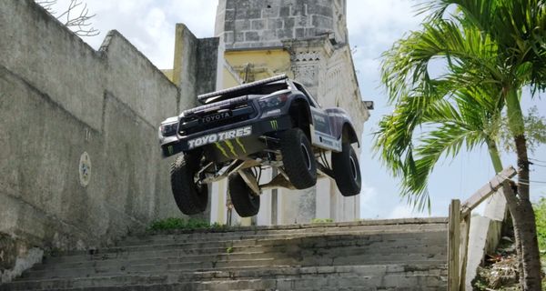 В четвертой части видеоролика Recoil BJ Baldwin на своем Trophy Truck взбудоражил Кубу трюками и прыжками на городских улицах
