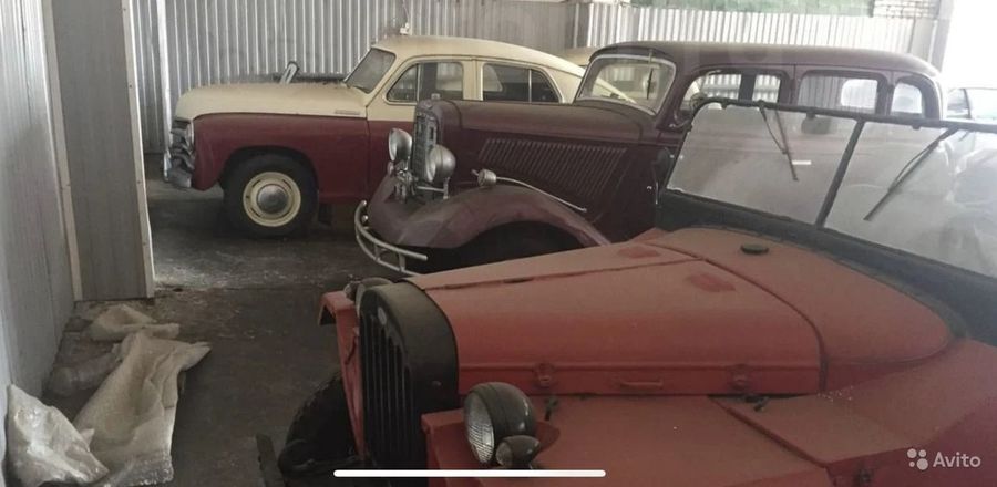 В Абакане выставили на продажу небольшую коллекцию из старых советских автомобилей