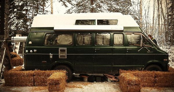 Парень сделал из микроавтобуса Dodge утепленный дом, чтобы пережить зиму