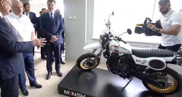 Александр Лукашенко захейтил новый мотоцикл «Минск»