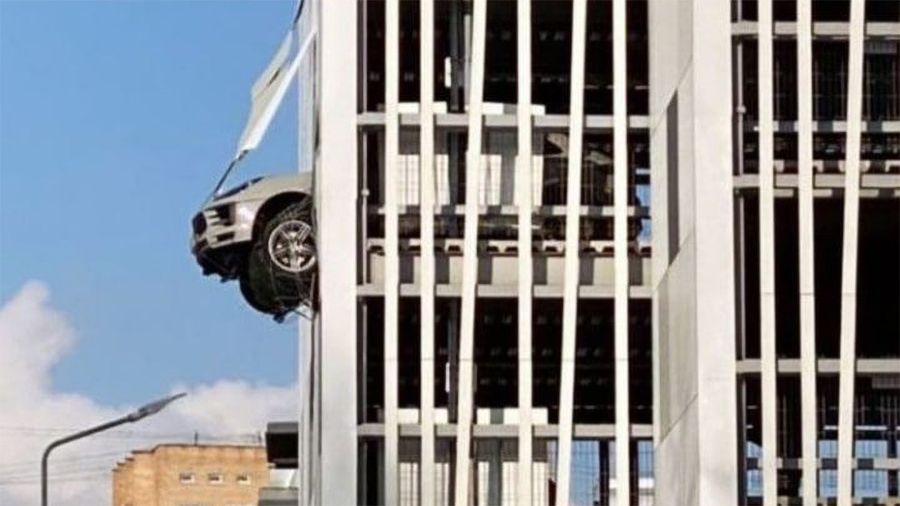 В Москве Porsche Macan чуть не выпал с третьего этажа парковки