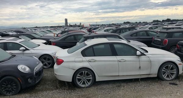Около 3000 автомобилей BMW и Mini уже 6 лет ржавеют под открытым небом в Канаде