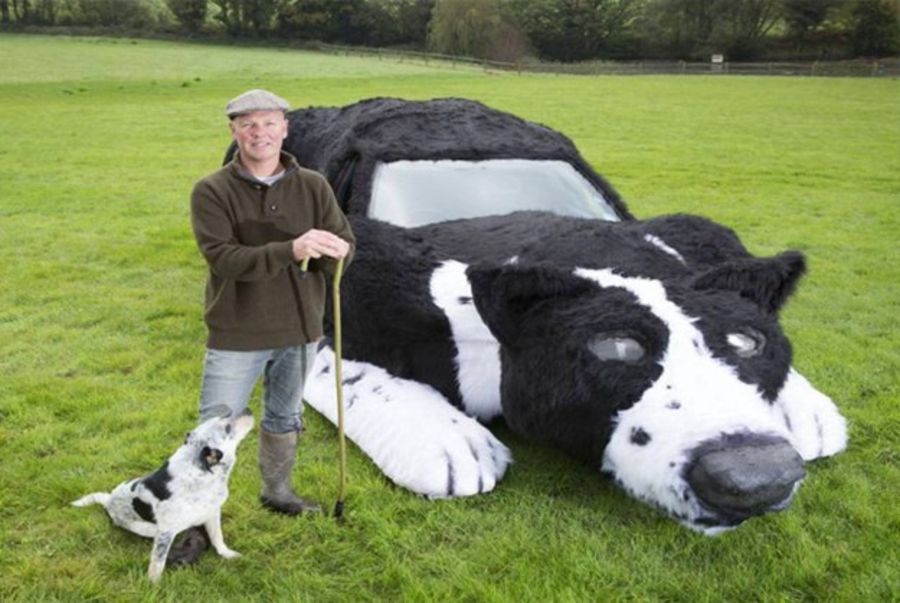 Фермер сделал из своего Peugeot огромную собаку