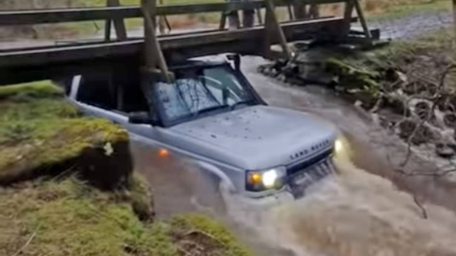 Land Rover Discovery не смог преодолеть ручей и застрял под пешеходным мостом