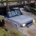 Land Rover Discovery не смог преодолеть ручей и застрял под пешеходным мостом