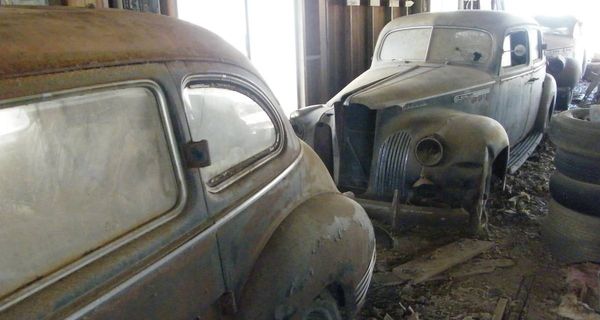 Сразу три автомобиля 40-х годов были найдены в сарае, где они простояли 30 лет