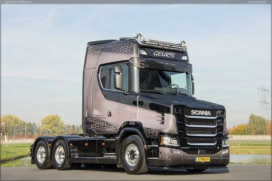 Мелкосерийный тягач Scania с капотом для очень богатого клиента