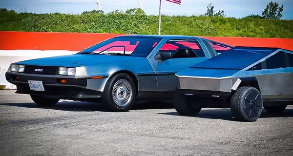 Дрэг-гонка легендарного DeLorean из «Назад в будущее» и мини Tesla Cybertruck