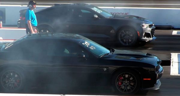 Challenger SRT Hellcat и Camaro ZL1 лицом к лицу на четверть мили