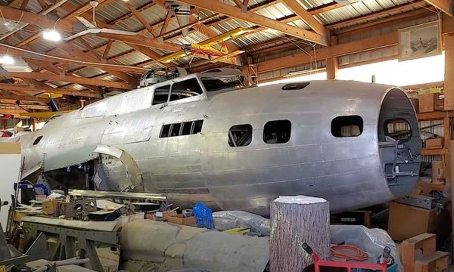 Посмотрите на бомбардировщик Boeing B17 «Летающая крепость», который уже 5 лет реставрируют в сарае