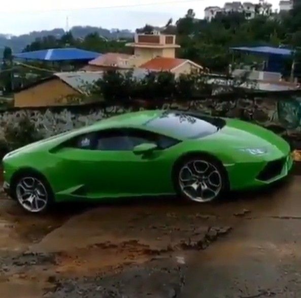 Вам станет жалко этот Lamborghini Huracan, который пытается преодолеть бездорожье
