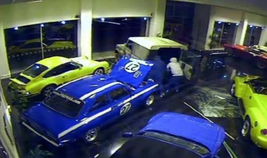 Cum sa furi o masina retro in mai putin de un minut! Mk1 1972 Ford Escort Mexico a fost furat de la un salon in 40 de secunde  