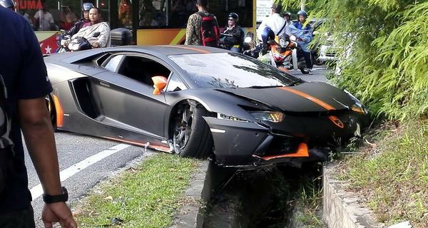 В Малайзии Lamborghini Aventador после аварии врезается в канаву