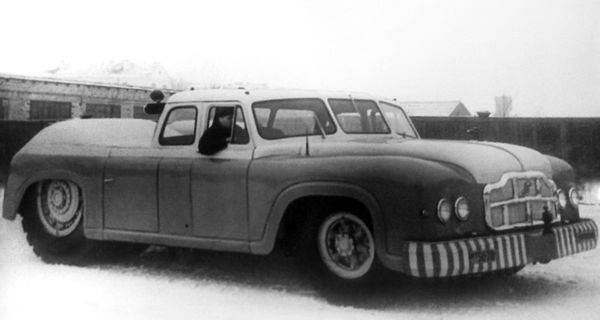 Гигантский советский седан МАЗ-541 впечатлит вас не только своей мощностью