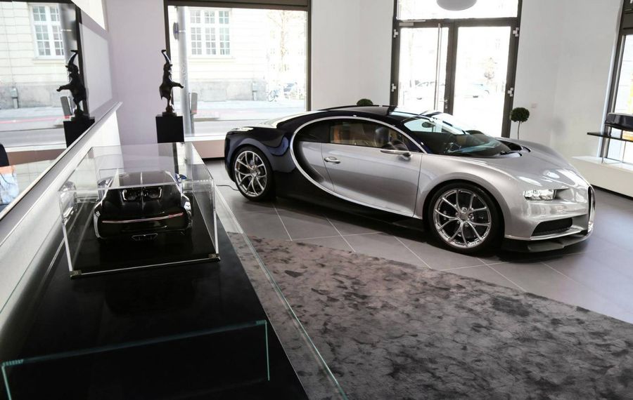 Вот он - новый Bugatti Chiron уже в автосалоне!