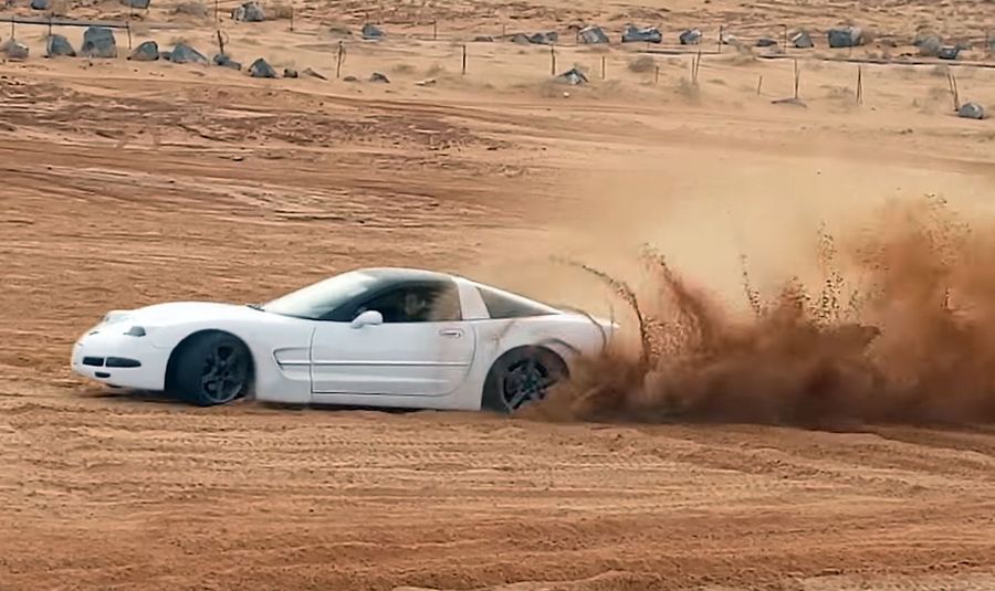 Посмотрите на отчаянный дрифт Chevrolet Corvette С5 в песчаных дюнах