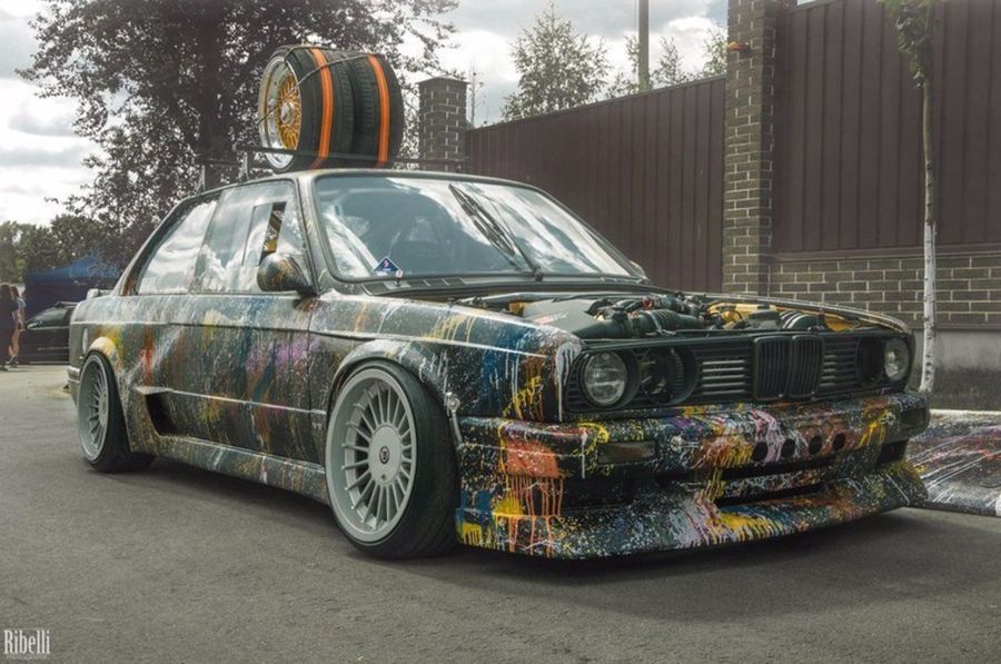 BMW 3-серии с очень необычной окраской и крутыми дисками