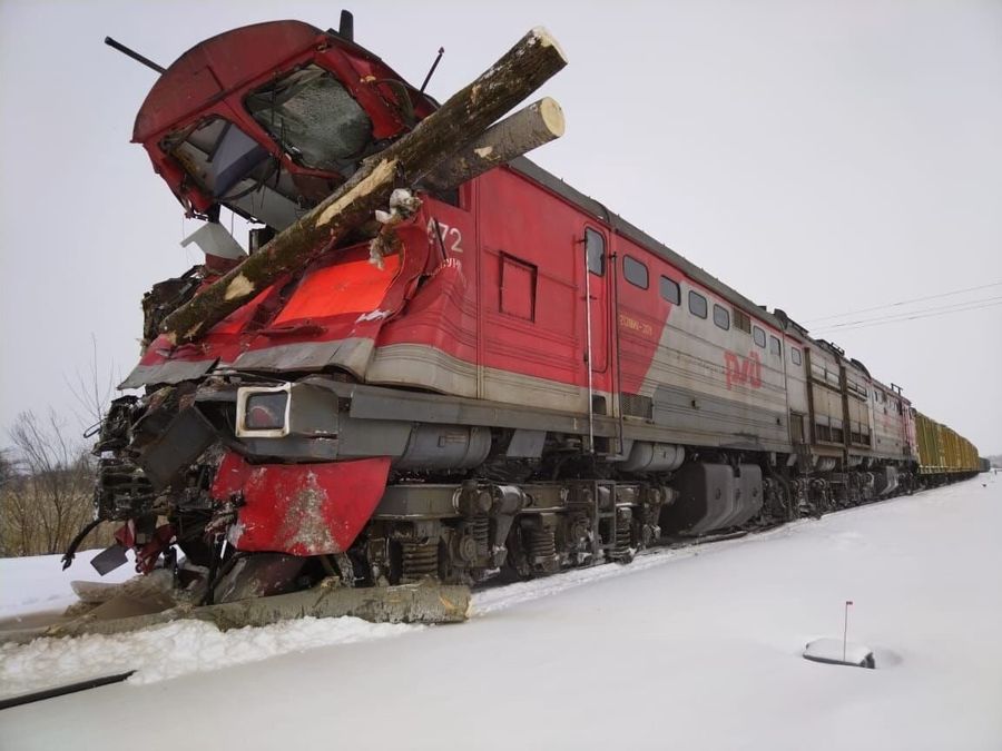 Грузовой поезд протаранил лесовоз в Приморском крае: видео с места ДТП
