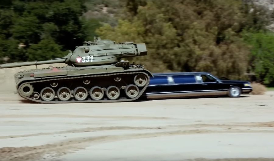 Шварценеггер эффектно раздавил лимузин на своём танке M47 Patton