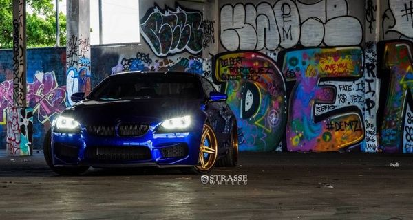 Синяя BMW M6 на золотых дисках