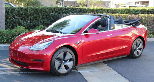 Tesla Model 3 стал четырехдверным кабриолетом с электрическим верхом