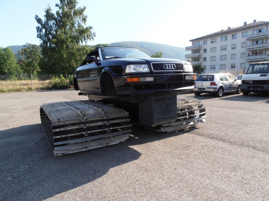 Audi с кузовом кабриолет на гусеничном ходу поможет впечатлить сельских девушек