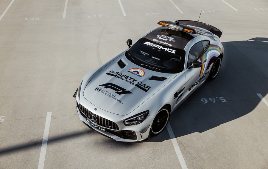 Mercedes представил новую окраску для автомобиля безопасности Формулы 1