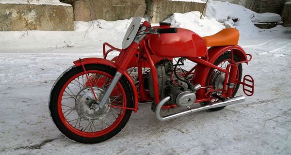 Нашли и восстановили редчайший спортивный мотоцикл Урал-М52С с коляской