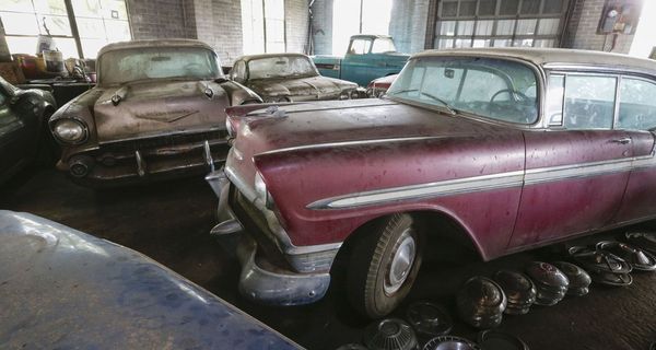 В закрытом еще в конце 70-х дилерском центре Chevrolet были найдены 500 классических автомобилей