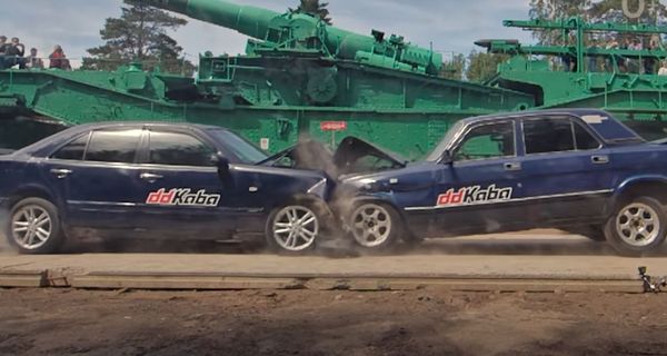 Видеоблогеры столкнули Mercedes-Benz E-класса и ГАЗ-3110 «Волга» в лобовом краш-тесте