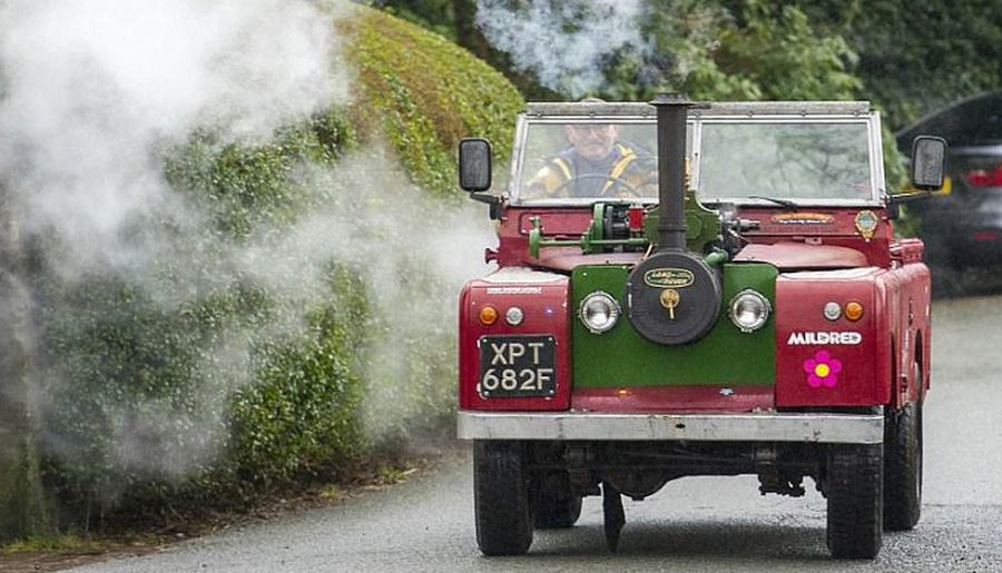 Британский пенсионер переделал старый Land Rover в паровой автомобиль