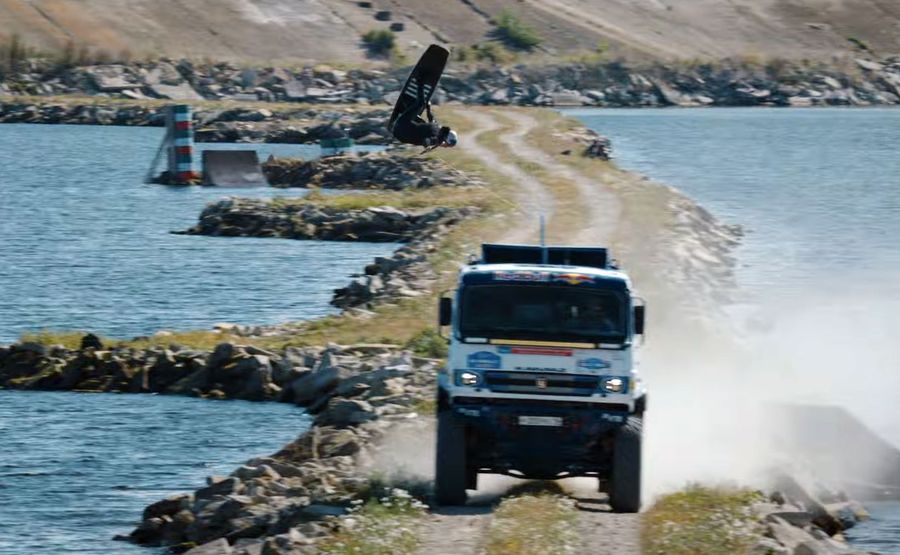 Гоночный грузовик КАМАЗ совершил грандиозный полёт-прыжок на скорости 140 км/ч |