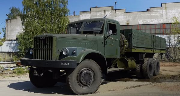 Тест-драйв грузовика КрАЗ-257 у видеоблогера пошел не по плану