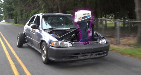 Блогеры оснастили Honda Civic лодочным мотором (и он даже ездит!)